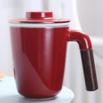 Manufacturers red color glazed ceramic tea mugs with tea filter wooden handle